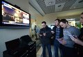 Люди стоят у телевизора в аэропорту Ростова-на-Дону, где разбился Boeing-737-800