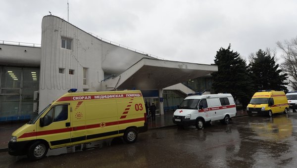 Машины Скорой медицинской помощи в аэропорту Ростова-на-Дону, где при посадке разбился пассажирский самолет Boeing-737-800