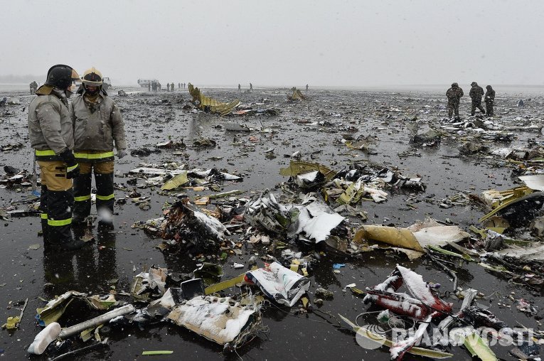 На месте крушения пассажирского самолета Boeing-737-800 в аэропорту Ростова-на-Дону