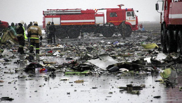 На месте крушения летевшего из Дубая пассажирского самолета Boeing-737-800 в аэропорту Ростова-на-Дону