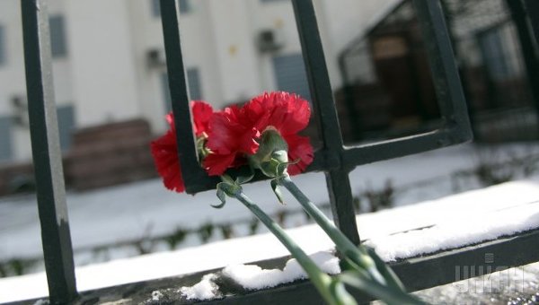 Цветы у посольства РФ в Киеве в память о погибших в авиакатастрофе в Ростове