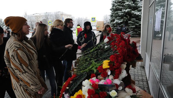 Люди возлагают цветы у аэропорта Ростова-на-Дону
