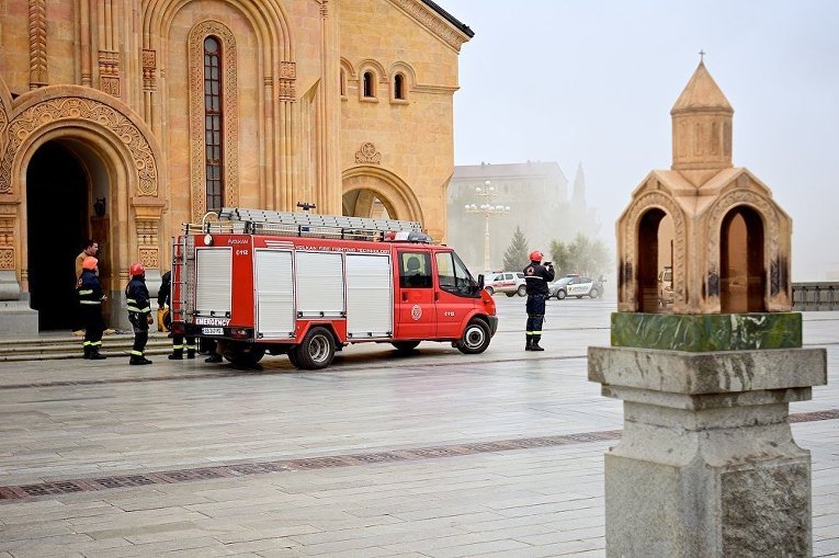 Пожар в соборе Святой Троицы в Тбилиси