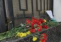 Одесситы несут цветы к зданию генерального консульства РФ в Одессе