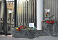 Одесситы несут цветы к зданию Генерального консульства РФ в Одессе