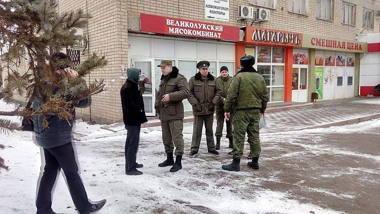 Усиленная охрана у здания суда в российском Ростове