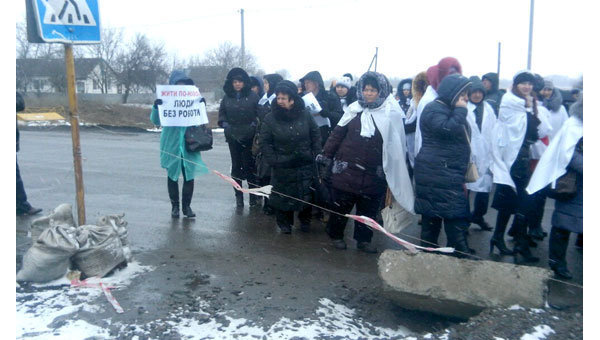 Протестующие перекрыли движение транспорта на трассе Киев - Харьков в районе села Супруновка в Полтавской области