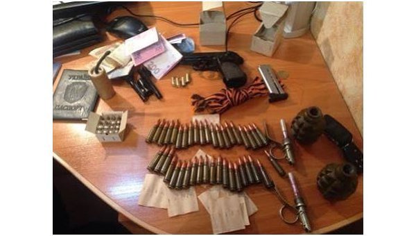 СБУ заявила о задержании двух человек по подозрению в незаконной торговле оружием из зоны проведения военной операции в Донбассе.