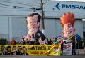 Работники бразильского  авиазавода Embraer проводяь акцию протеста против президента Бразилии Дилма Руссефф и бывшего президента Луиса Игнасио Лула да Силва