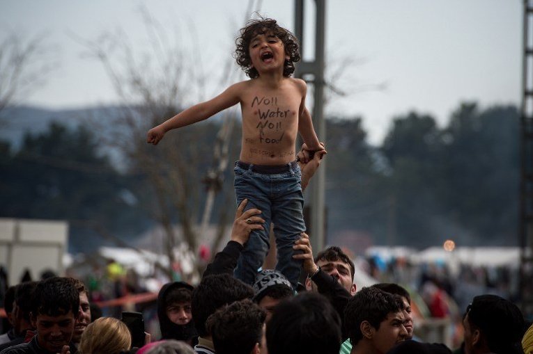 Мигранты протестуют на греко-македонской границе