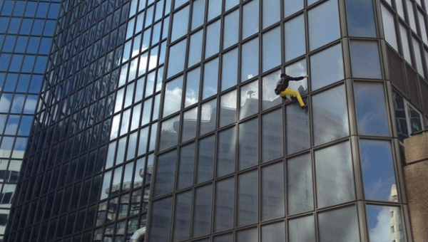 Ален Робер забирается на небоскреб Total, 21 марта 2016 г.