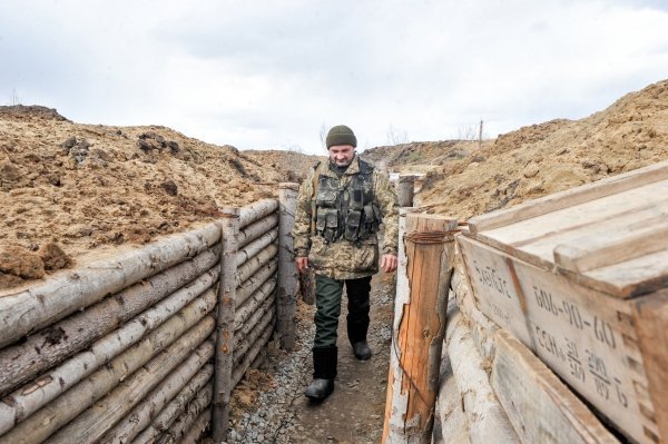 Украинские военные на позициях вблизи села Трехизбенка в Луганской области