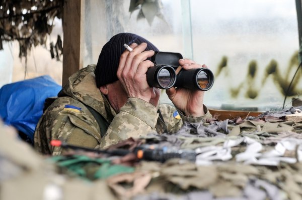 Украинские военные на позициях вблизи села Трехизбенка в Луганской области