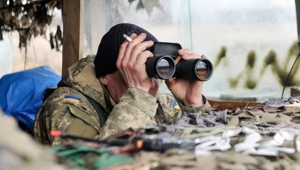 Украинские военные на позициях в Донбассе. Архивное фото