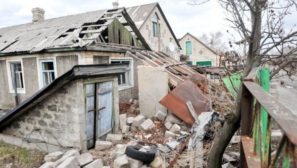 Разрушения в селе Трехизбенка в Луганской области