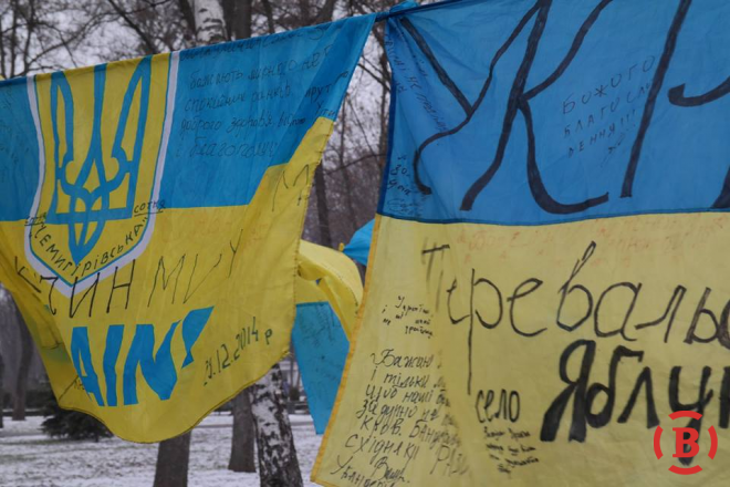Флаги, вывешенные в центре Полтавы в поддержку мира в Украине