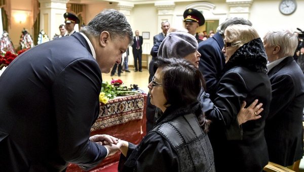 Петр Порошенко на церемонии прощания с Лесем Танюком