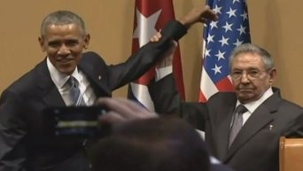 Кастро не позволил Обаме похлопать себя по плечу