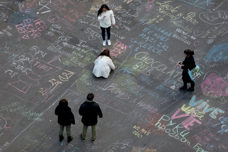 Импровизированный мемориал жертвам террористических атак 22 марта 2016 года в Брюсселе