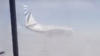 Штормовой ветер развернул самолет в аэропорту Норильска