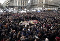 Во время минуты молчания вокруг импровизированного мемориала на площади в Брюсселе в память о погибших при терактах