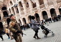 Итальянский солдат стоит у Колизея во время патрулирования в Риме после повышенных мер безопасности из-за нападений в Брюсселе
