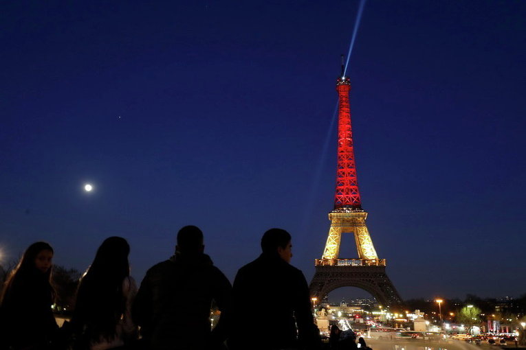 Эйфелева башня в Париже окрашена цветами флага Бельгии в память о погибших при терактах