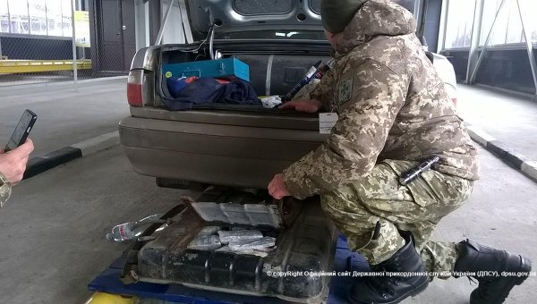 Украинец пытался вывезти в Россию 500 млн руб в бензобаке Волги