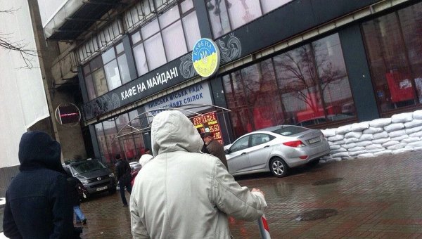 Демонтаж вывески на Доме профсоюзов в Киеве
