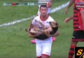 В Бразилии во время футбольного матча собака выбежала на поле и начала играть с игроками
