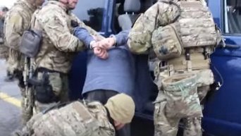 Видео задержания россиянина, сообщившего о бомбе в самолете Дубай - Киев