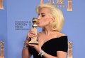 Lady Gaga позирует с наградой Золотой глобус за лучшую женскую роль в фильме Американская история ужасов: отель