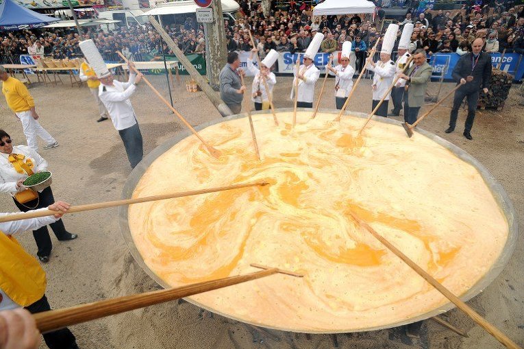 На юге Франции приготовили гигантский омлет из 15 тысяч яиц