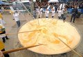 На юге Франции приготовили гигантский омлет из 15 тысяч яиц