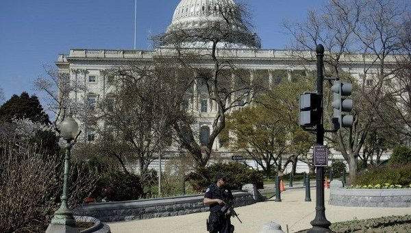 Полицейский возле Капитолия в США после инцидента со стрельбой. Архивное фото