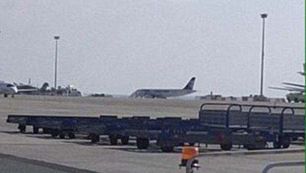 Египетский лайнер А-320, захваченный неизвестным, на Кипре в аэропорту Ларнаки