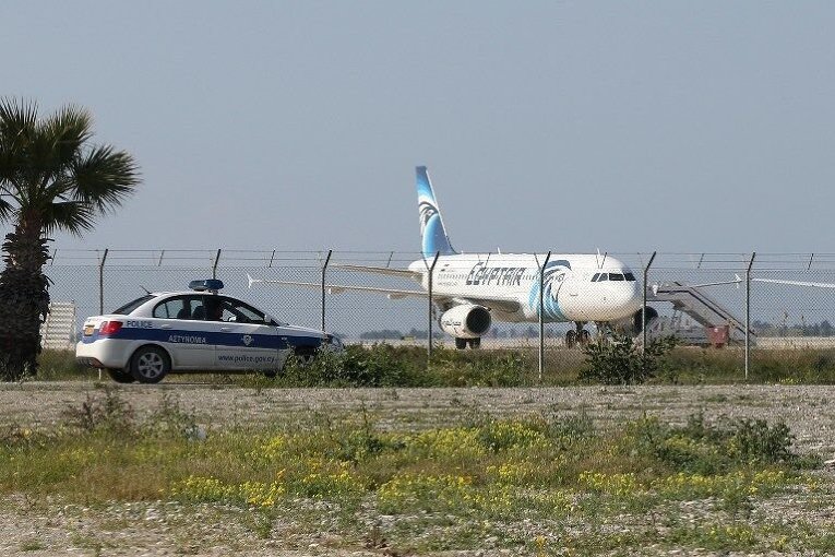 Захваченный египетский самолет А-320 компании Egyptair на Кипре в аэропорту Ларнаки
