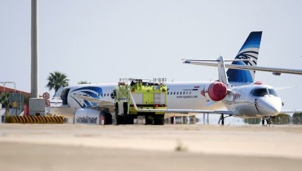 Захваченный египетский самолет А320 компании Egyptair на Кипре в аэропорту Ларнаки