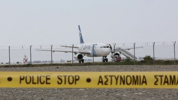 Захваченный египетский самолет А320 компании Egyptair на Кипре в аэропорту Ларнаки