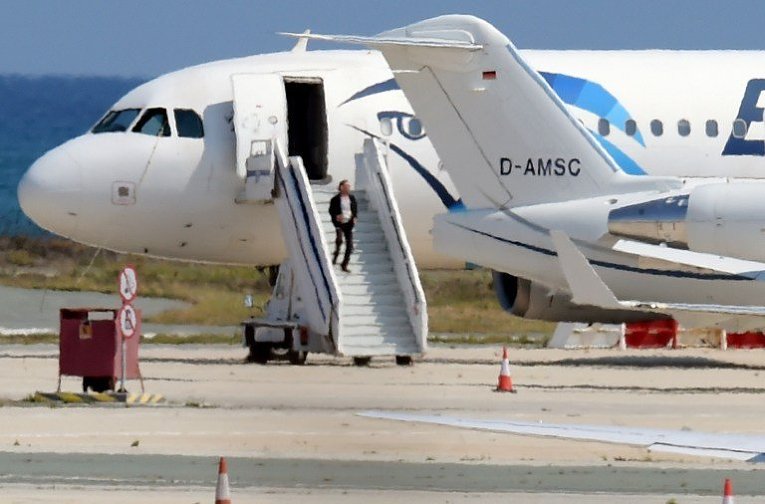Угонщик египетского самолета А320, севшего в аэропорту Ларнаки на Кипре, задержан. Взрывчатки у подозреваемого не было, он арестован.