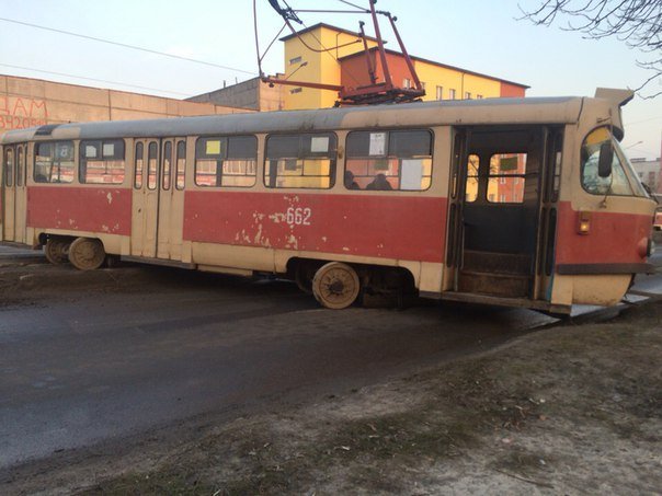В Харькове трамвай слетел с рельсов