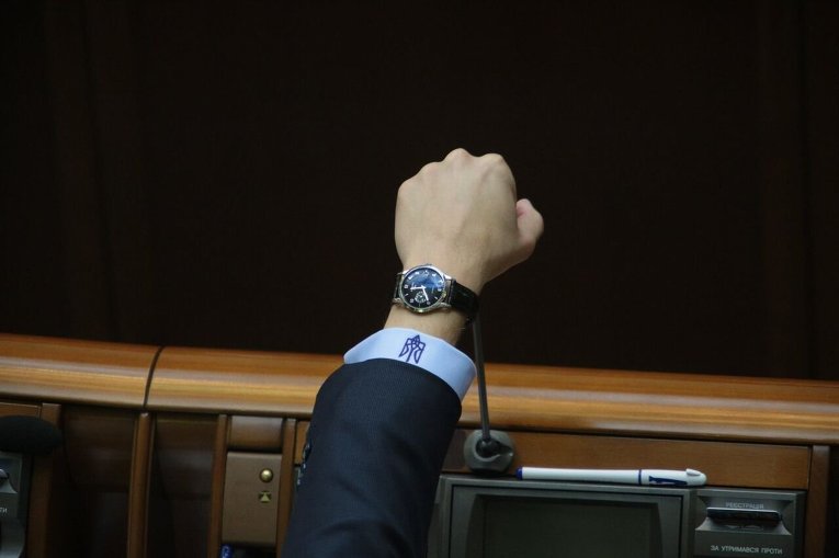 Часы Zenith народного депутата группы Видродження Артема Ильюка стоимостью 4400$