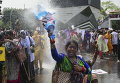 Полиция использует водометы, чтобы разогнать митинг медицинского персонала в Дакке, Бангладеш