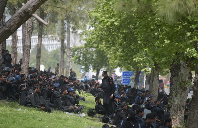 Пакистанские сотрудники службы безопасности собираются во время антиправительственного протеста перед зданием парламента в Исламабаде