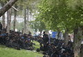 Пакистанские сотрудники службы безопасности собираются во время антиправительственного протеста перед зданием парламента в Исламабаде