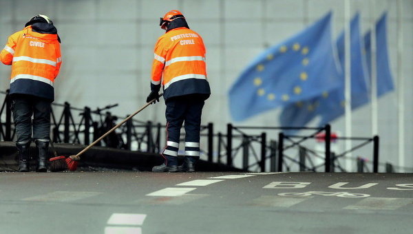Рабочие подметают улицу у станции метро после взрывов в Брюсселе