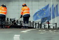Рабочие подметают улицу у станции метро после взрывов в Брюсселе