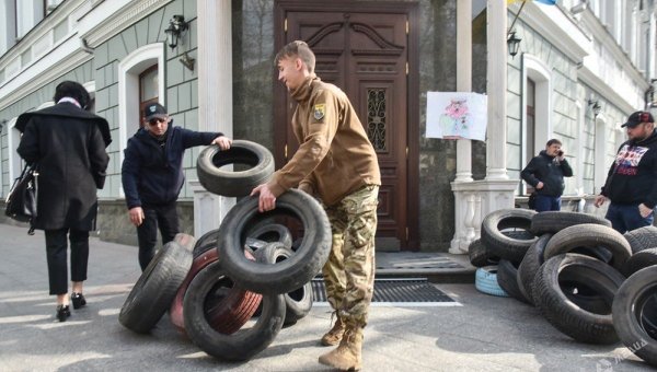 Сторонники Сакварелидзе принесли шины под прокуратуру Одессы