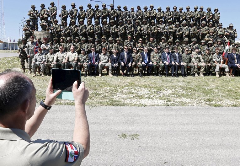Министр иностранных дел Великобритании Филип Хаммонд на военной авиабазе в Хамат, северный Ливан