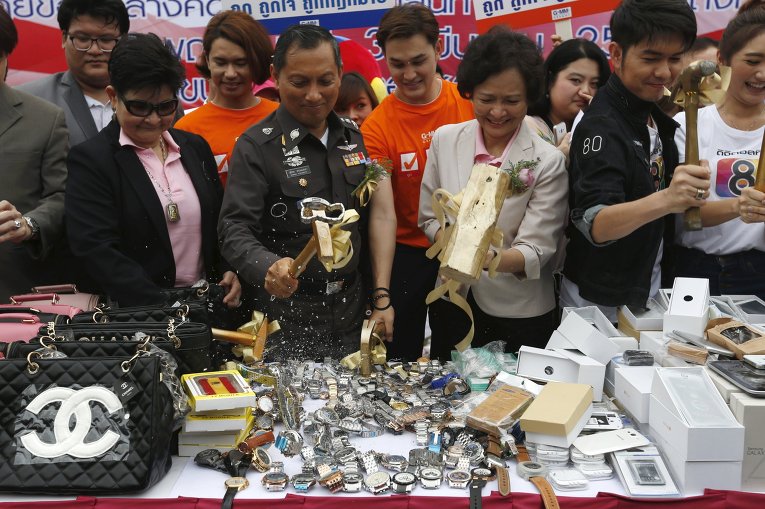 Чиновники в Таиланде и полицейские уничтожают контрафактные товары
